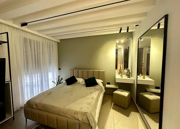 U N I Q U E By Sea View Suites