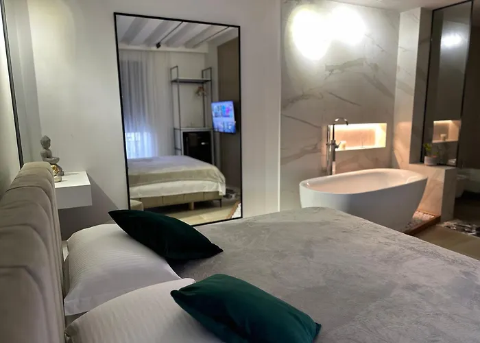 U N I Q U E By Sea View Suites